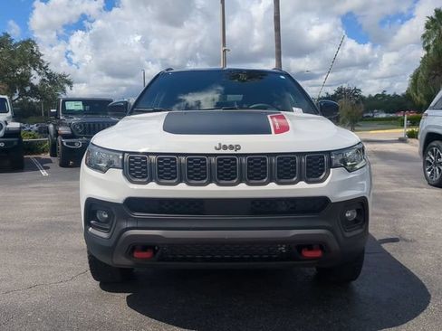 Used 2025 Jeep Compass Trailhawk AWD/4WD image 3