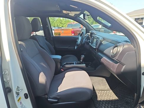 Used 2017 Toyota Tacoma SR5 AWD/4WD image 4