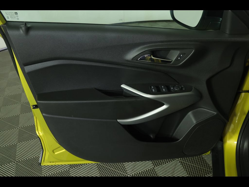Certified 2025 Chevrolet Trax RS w/ Driver Confidence Package FWD image 21