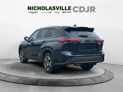 Used 2021 Toyota Highlander XLE AWD/4WD image 3