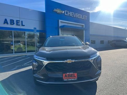 Used 2024 Chevrolet Trax LT FWD image 2