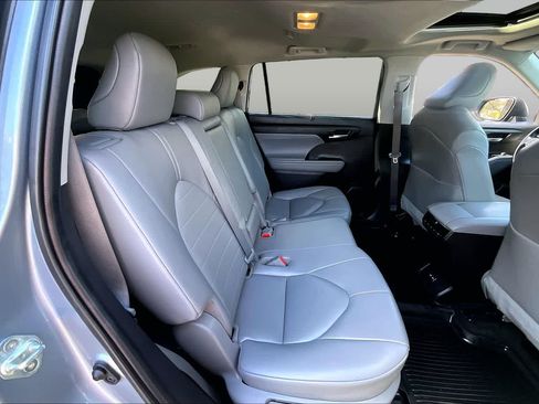 Used 2023 Toyota Highlander XLE AWD/4WD image 19