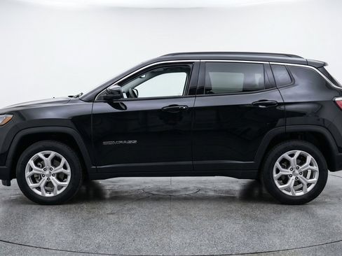 Used 2025 Jeep Compass Latitude AWD/4WD image 5