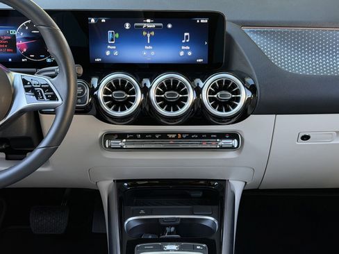 Certified 2025 Mercedes-Benz GLA 250 image 4