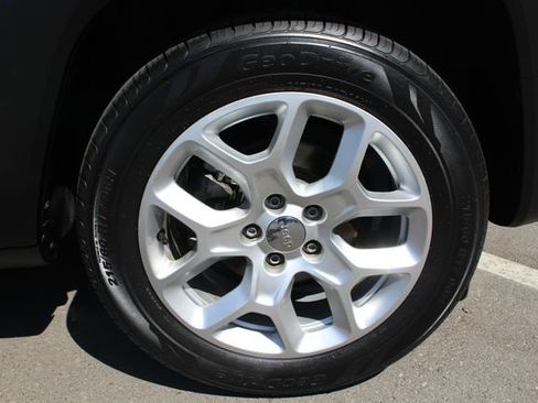 Used 2015 Jeep Renegade Latitude FWD image 10