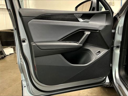 Used 2025 Volkswagen Tiguan SE w/ Panoramic Sunroof Package image 24