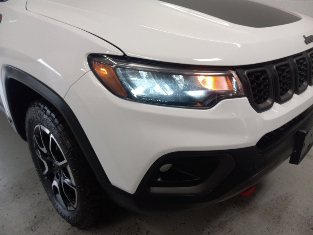 Used 2025 Jeep Compass Trailhawk AWD/4WD image 5