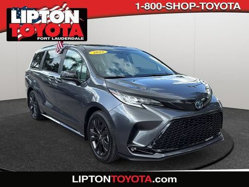 Used 2025 Toyota Sienna XSE w/ XSE Plus Package FWD image 1