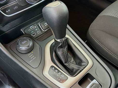 Used 2016 Jeep Cherokee Latitude w/ Cold Weather Group image 21