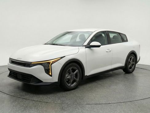 Used 2025 Kia K4 LXS image 3