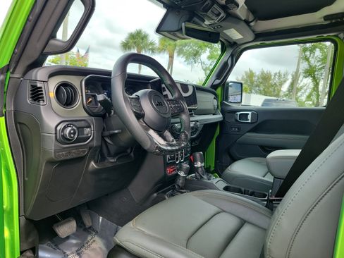 Used 2025 Jeep Gladiator Mojave AWD/4WD image 9
