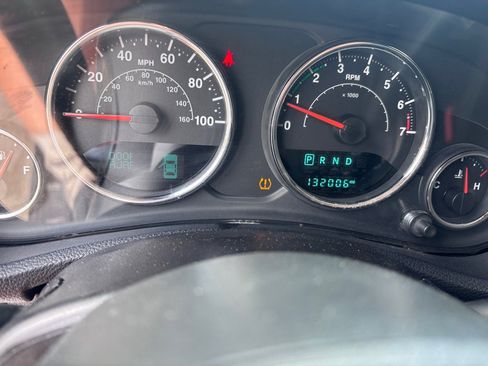 Used 2014 Jeep Wrangler Unlimited Sahara w/ Connectivity Group AWD/4WD image 15