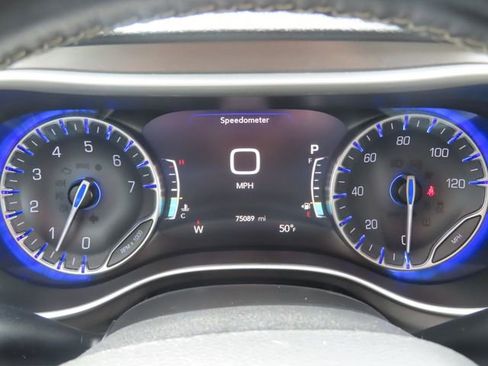 Used 2021 Chrysler Pacifica Touring-L AWD/4WD image 34