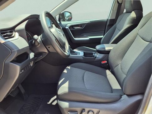 Used 2021 Toyota RAV4 XLE w/ Convenience Package FWD image 10