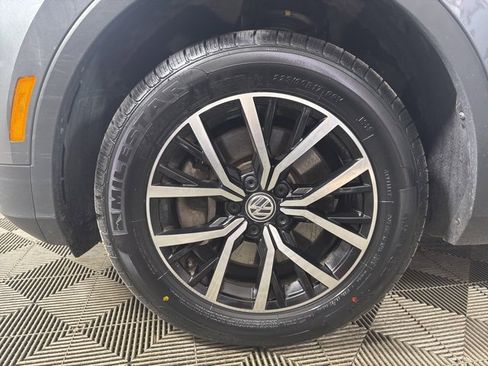 Certified 2021 Volkswagen Tiguan SE w/ Panoramic Sunroof Package image 9