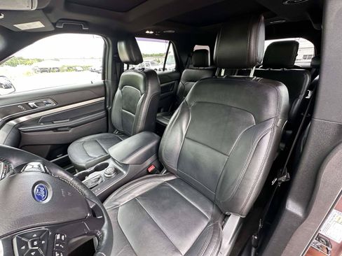 Used 2018 Ford Explorer XLT w/ Equipment Group 202A AWD/4WD image 20