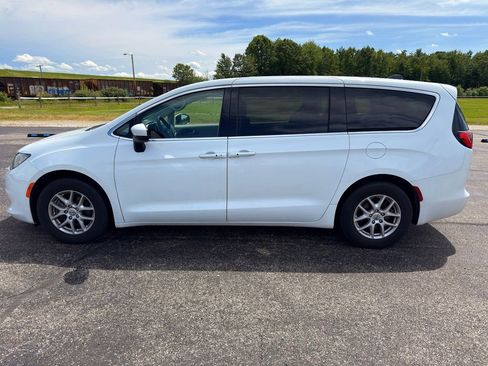 Used 2022 Chrysler Voyager LX FWD image 10
