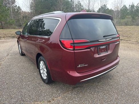 Used 2021 Chrysler Pacifica Touring-L image 4