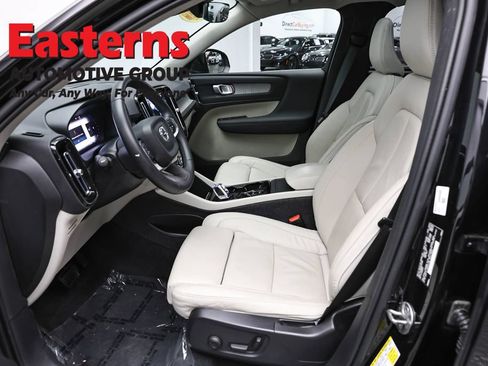 Used 2023 Volvo XC40 B5 Plus AWD/4WD image 14