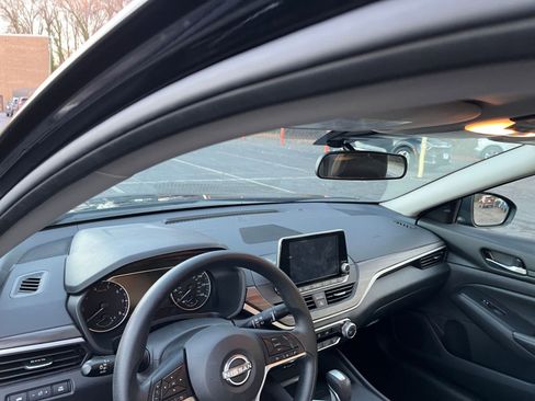 Used 2025 Nissan Altima 2.5 SV image 32