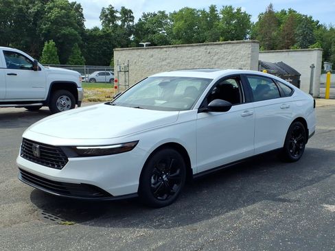 Certified 2025 Honda Accord SE image 3