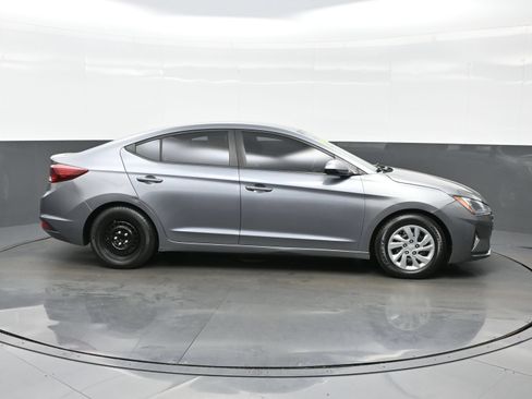 Used 2019 Hyundai Elantra SE w/ Cargo Package FWD image 7