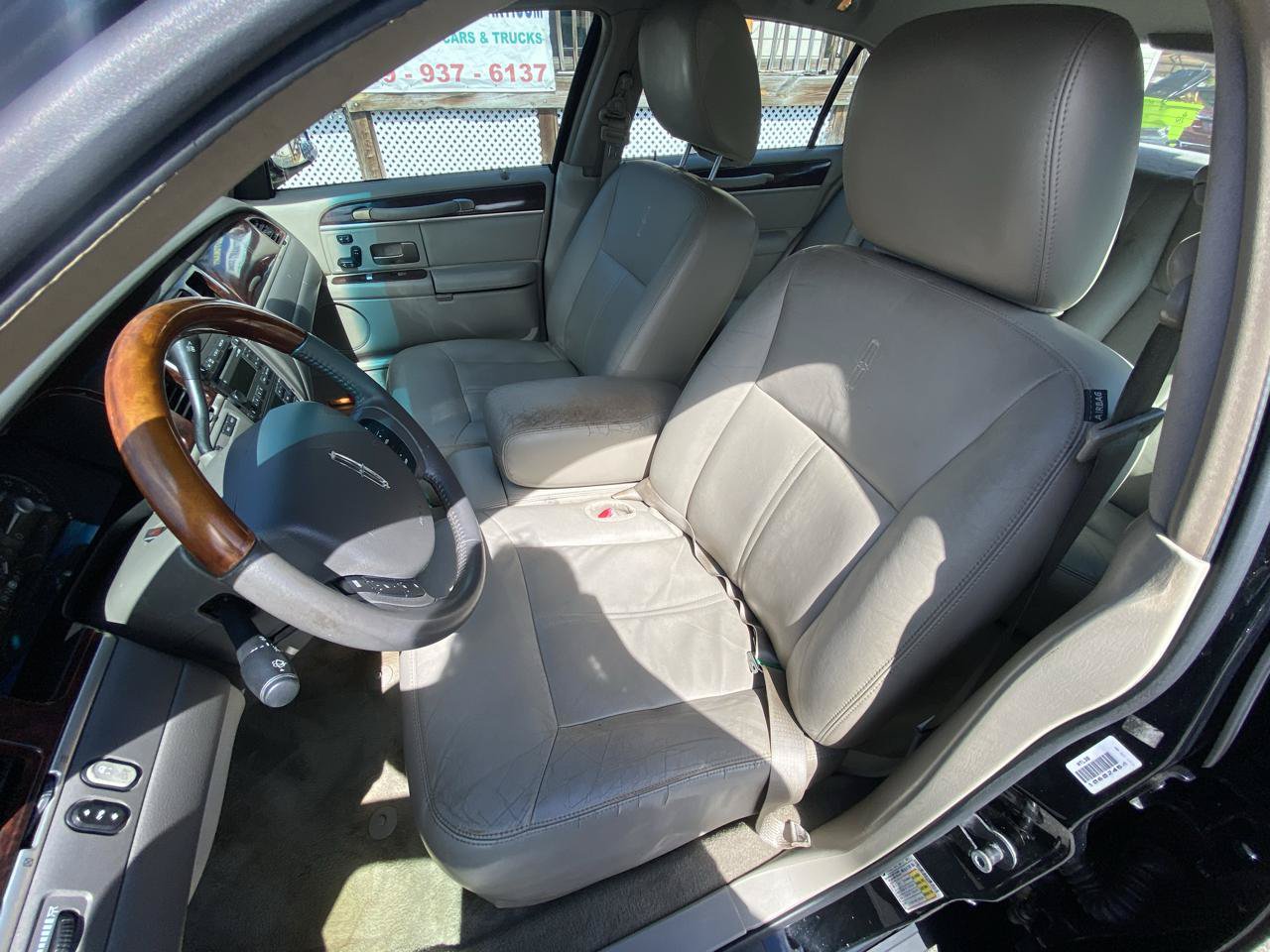 Used 2011 Lincoln Town Car Signature Limited RWD image 14