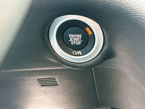 Used 2025 Chrysler Pacifica Select FWD image 22