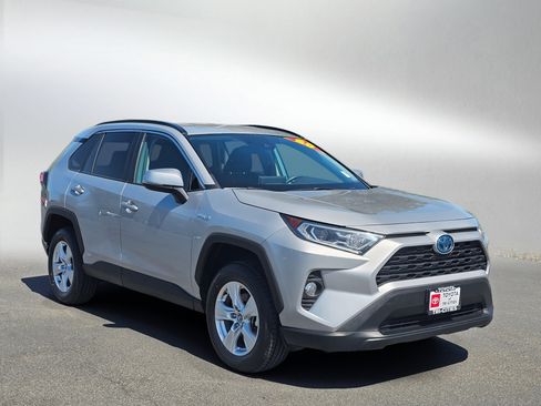 Used 2020 Toyota RAV4 XLE w/ Carpet Mat Package AWD/4WD image 7