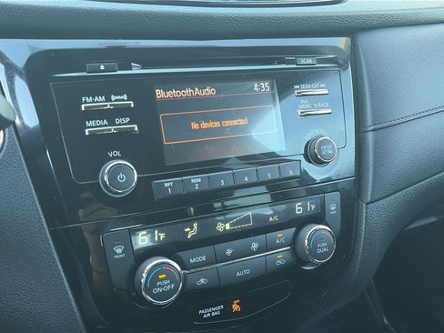 Used 2017 Nissan Rogue SV FWD image 16