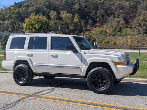 Used 2010 Jeep Commander Sport w/ Sun/Sound Group image 2