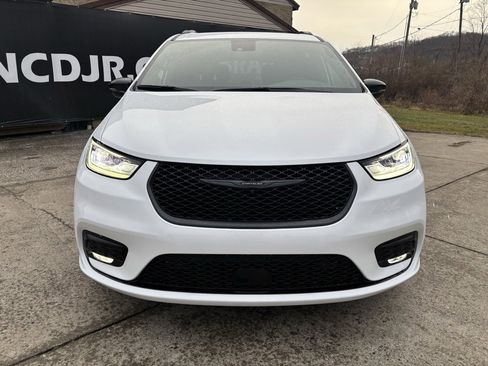 New 2026 Chrysler Pacifica Select image 2