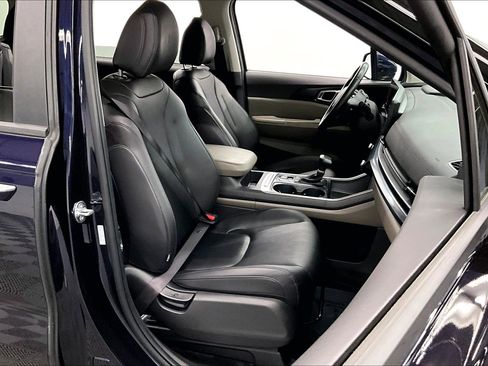 Used 2025 Kia Carnival FWD image 8