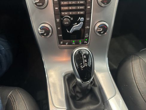 Used 2018 Volvo V60 T5 Cross Country Platinum image 37