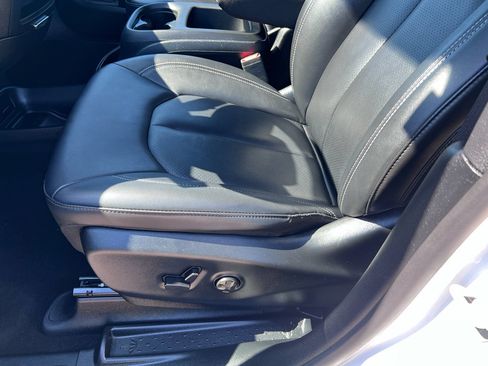 Certified 2025 Chrysler Pacifica Select FWD image 22