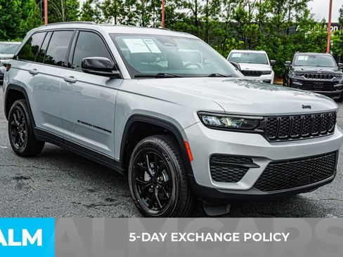 Used 2025 Jeep Grand Cherokee Altitude AWD/4WD image 3