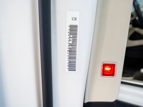 Used 2021 Bentley Bentayga Plug-In Hybrid image 56