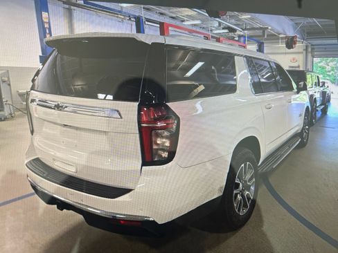 Used 2021 Chevrolet Suburban LT w/ LT Signature Package RWD image 2
