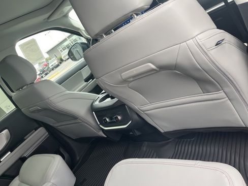 New 2025 Ford Expedition Active image 33