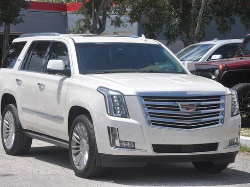 Used 2015 Cadillac Escalade Platinum RWD image 15