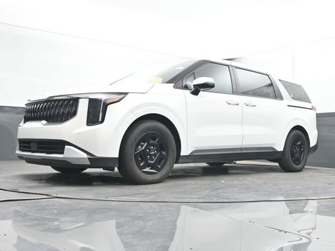 Used 2025 Kia Carnival FWD image 48