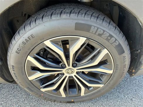 Used 2023 Toyota Crown Limited image 19