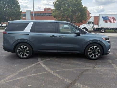 Used 2024 Kia Carnival EX FWD image 4