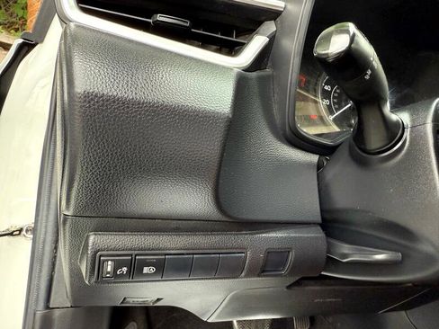 Used 2020 Toyota Corolla LE image 32