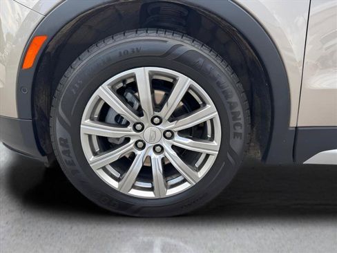 Used 2023 Cadillac XT4 Premium Luxury w/ Technology Package FWD image 9