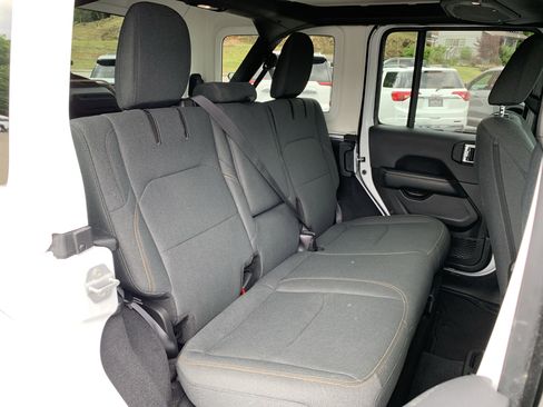 Used 2025 Jeep Wrangler Unlimited Sahara AWD/4WD image 29