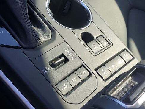 Used 2021 Toyota Highlander XLE AWD/4WD image 30