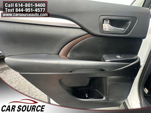 Used 2019 Toyota Highlander XLE AWD/4WD image 19