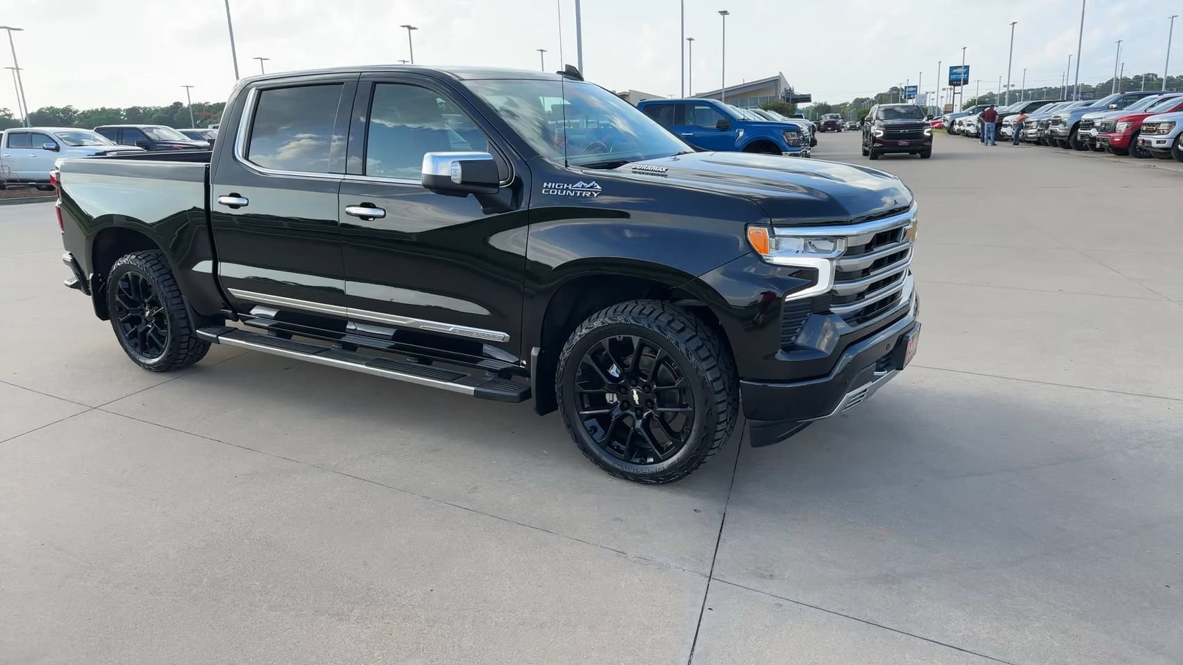 Used 2023 Chevrolet Silverado 1500 High Country w/ Technology Package AWD/4WD image 2