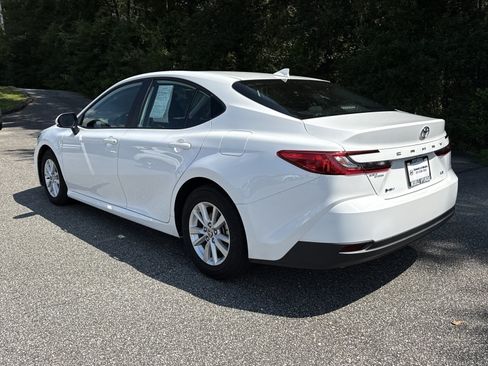 Used 2025 Toyota Camry LE FWD image 5